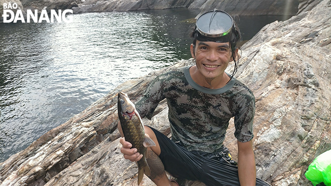 Anh Bùi Hoài Vũ khoe chiến tích săn cá niên nơi thượng nguồn sông Cu Đê. Ảnh: NVCC