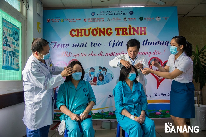 The hospital’s medical staff are putting sets of donated hair on the heads of cancer patients with the hoped of bringing joy and somewhat easing the pain that cancer patients are having to deal with every day.