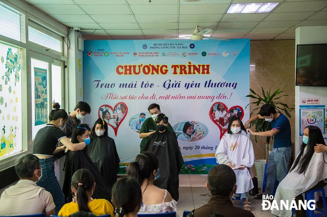 A lot of students inside and outside Da Nang have their hair cut for donations right at the ‘Give your hair - Send love’ programme.