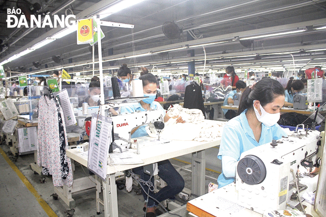 Workers at the Pi Vina Co., Ltd located at the Hoa Khanh Industrial Park in Lien Chieu District. Photo: M.Q