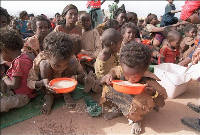 Trẻ em và phụ nữ là những nạn nhân ảnh hưởng lớn bởi nạn đói. Ảnh tư liệu: AFP/TTXVN