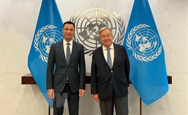 Ambassador Dang Hoang Giang (left) and UN Secretary-General António Guterres (Photo: VNA)