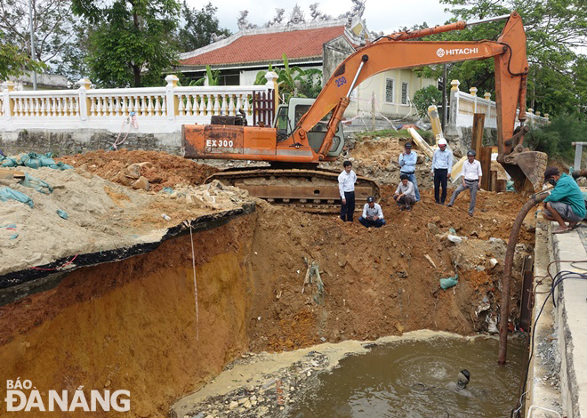 Mr Bui Hong Trung, the Acting Director of the Da Nang Department of Transport (first, left) conducting a inspection visit to Nguyen Xi Street to check landslide recovery operations in order to ensure the safety of road users before heavy rain batters the city. Photo: HOANG HIEP