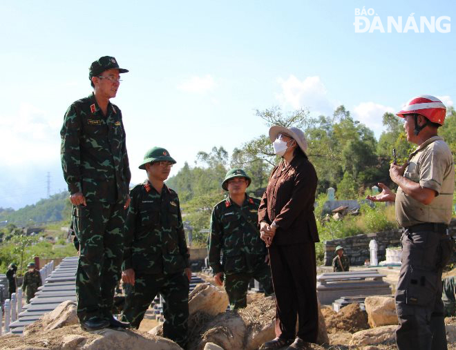 Thiếu tướng Nguyễn Đình Tiến, Phó Tư lệnh Quân khu 5 (bìa trái) chia sẻ, động viên và đề nghị người dân phối hợp với các đơn vị quân đội tham gia khắc phục các phần mộ bị ảnh hưởng bởi sạt lở đất, đá. Ảnh: PV