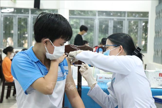 Tiêm vaccine phòng COVID-19 cho người dân. Ảnh tư liệu: TTXVN