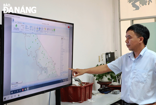 Phó phòng Quản lý mạng lưới trạm Hoàng Văn Vĩnh cho biết hoạt động thủy văn hiện nay đã được tự động hóa. Ảnh: T.L-N.H