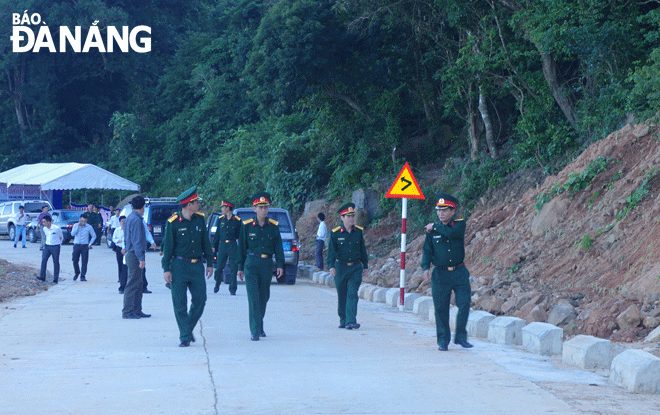 Những năm qua, Hội đồng cung cấp khu vực phòng thủ đã tham mưu UBND thành phố xây dựng hoàn chỉnh tuyến đường trên bán đảo Sơn Trà, vừa phục vụ mục đích quốc phòng, vừa góp phần phát triển kinh tế thành phố. Ảnh: C.T