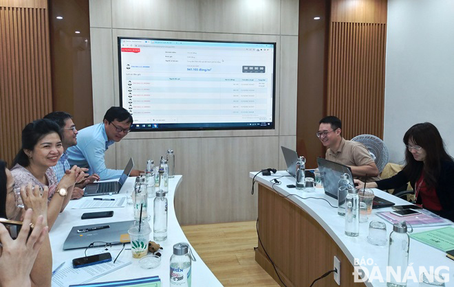 Representatives of the units are excited after the successful organisation of an online auction for 2 large land plots in Da Nang. Photo: HOANG HIEP