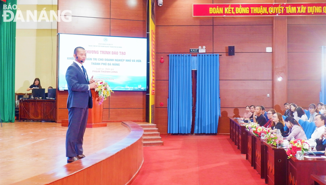 Lawyer - speaker Pham Thanh Long conveying startup and management-related knowledge to the city's business community. Photo: M.Q