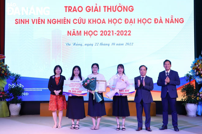 Trao giải Nhất cho nhóm sinh viên đoạt giải thưởng “Sinh viên nghiên cứu khoa học ĐH Đà Nẵng” năm học 2021-2022. Ảnh: NGỌC HÀ.