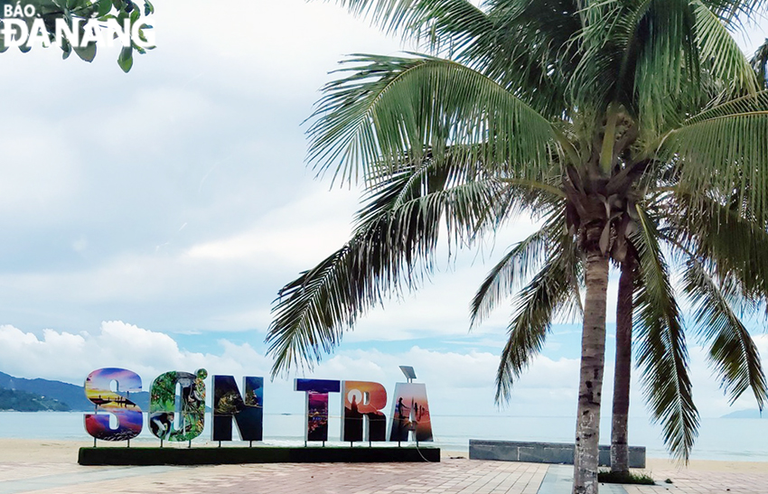 The contest aims to find design ideas to create the highlight of the Son Tra District landscape. Here is a check-in point has been deployed in the district. Photo: THU HA.