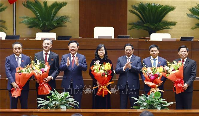 Thủ tướng Phạm Minh Chính, Chủ tịch Quốc hội Vương Đình Huệ tặng hoa Tổng Kiểm toán nhà nước Ngô Văn Tuấn, Bộ trưởng Bộ Y tế Đào Hồng Lan, Bộ trưởng Giao thông vận tải Nguyễn Văn Thắng và nguyên Bộ trưởng Giao thông vận tải Nguyễn Văn Thể, nguyên Tổng Kiểm toán nhà nước Trần Sỹ Thanh. Ảnh: Doãn Tấn/TTXVN