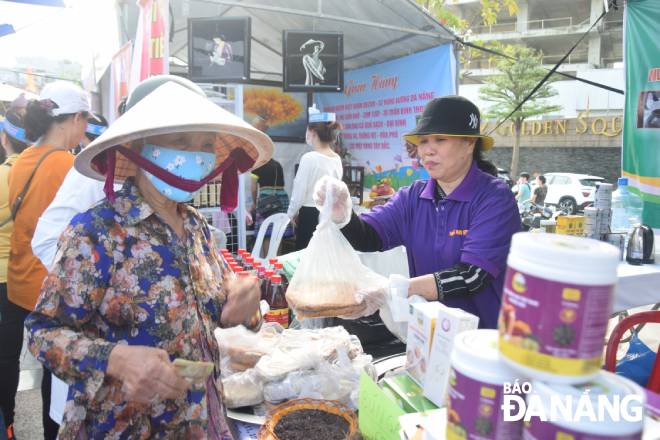 The festival attracts a large number of local residents to visit and shop. Photo: Q. TRANG