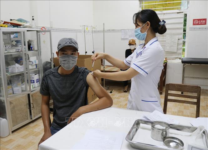 Tiêm vaccine phòng COVID-19 cho người dân. Ảnh: TTXVN