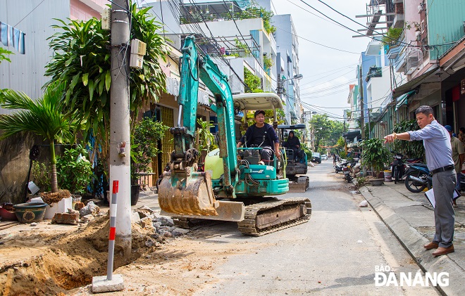 Do vào mùa mưa nên đơn vị thi công đang triển khai một cách liên tục, nhanh chóng để tránh tình trạng không làm được vào những ngày xuất hiện mưa.