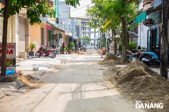 Phương án dọn dẹp đất cát để tránh bụi cho các nhà dân xung quanh được đơn vị tiến hành một cách chỉnh chu.