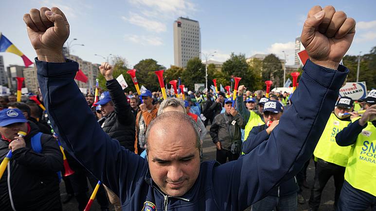  Người biểu tình bên ngoài các cơ quan chính phủ ở Bucharest, Romania, ngày 20/10. Ảnh: AP
