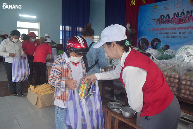 1,000 gifts, totalling nearly VND 500 million, were given to flood-affected households in Lien Chieu District