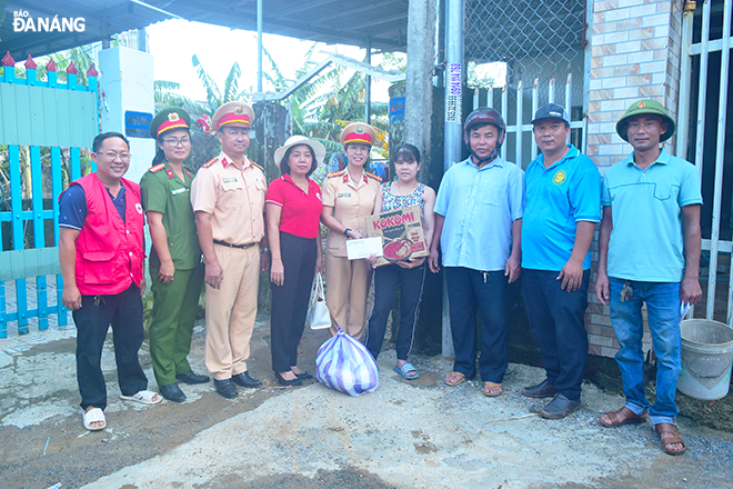 Representatives of sponsoring units visiting and giving gifts to flood-affected households in the Khanh Son 2 residential area.