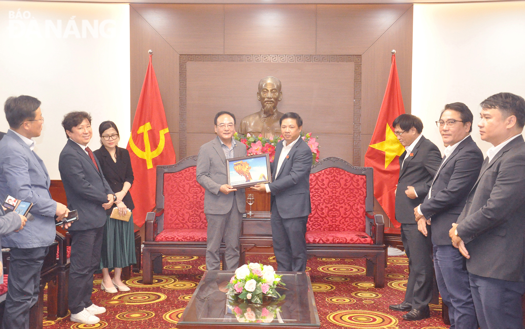 Chairman Luong Nguyen Minh Triet (right) presenting a momento to his South Korean counterpart Lee Mankyu. Photo: THANH LAN