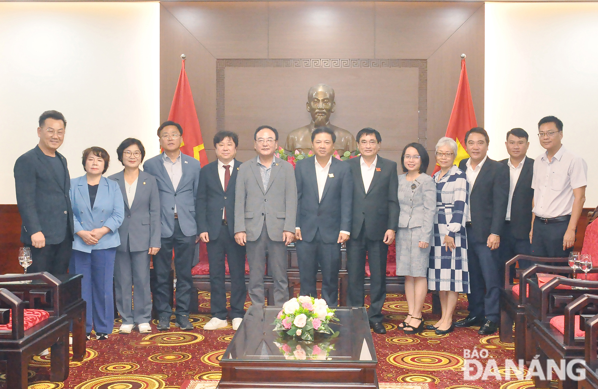 Leaders of Da Nang Peoples Council taking a souvenir photo with their South Korean counterparts. Photo: THANH LAN