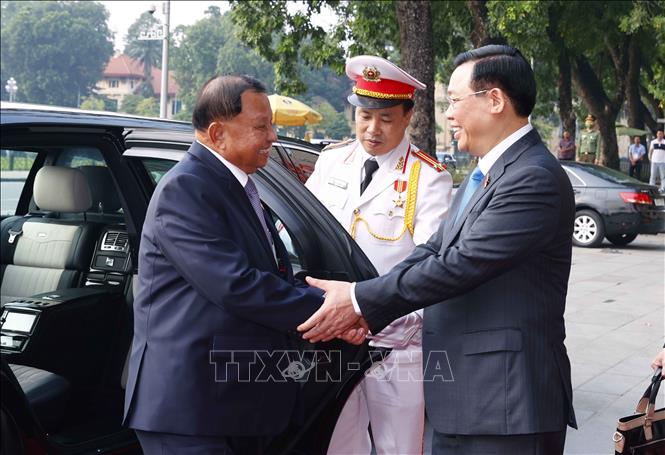 Chủ tịch Quốc hội Vương Đình Huệ đón Chủ tịch Thượng viện Vương quốc Campuchia. Ảnh: Doãn Tấn/TTXVN