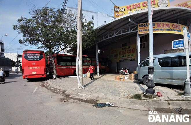 Xe khách của nhà xe Kim Chi đậu dưới lòng đường Thanh Tịnh. Chiếc còn lại đậu hoàn toàn trên vỉa hè. (Ảnh chụp ngày 17-10) Ảnh: ĐẮC MẠNH 