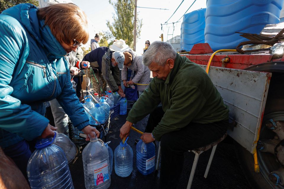Người dân Ukraine đổ nước ngọt vào các chai để sử dụng vì đường ống cung cấp nước chính cho thành phố Mykolaiv bị hư hỏng sau các cuộc không kích. Ảnh: Reuters