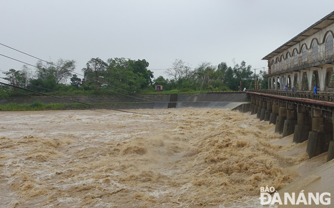 The water level in Vu Gia River rises and overflows onto the An Trach Dam. Photo: HOANG HIEP