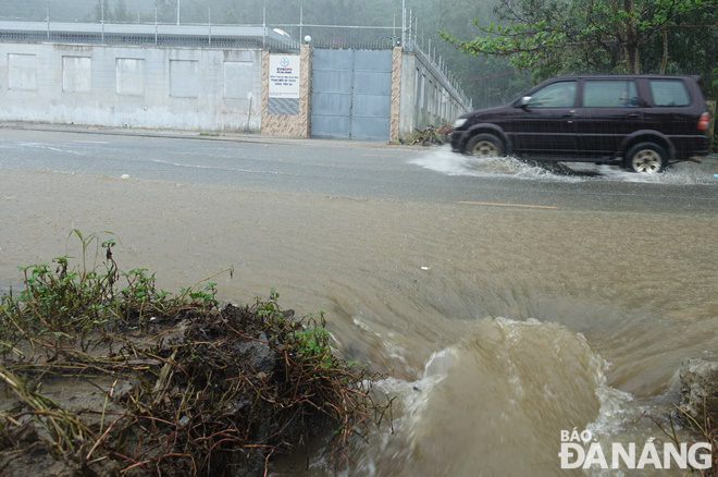 59.6mm of rain fell in the Da Stream Area located in Son Tra District between 4:00am and 70:00 am on Tuesday, October 25, sending a large amount of water from the mountain to flood Le Van Luong Street. Photo: HOANG HIEP