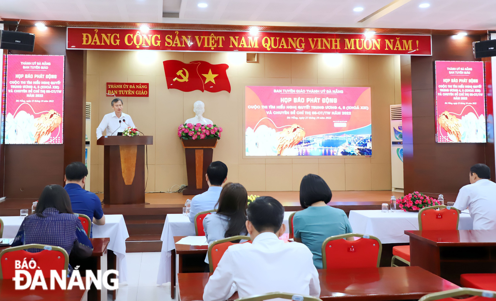 Trưởng ban Tuyên giáo Thành ủy Đoàn Ngọc Hùng Anh phát biểu kết luận họp báo. Ảnh: NGỌC PHÚ