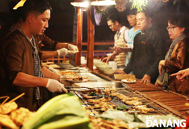 A food stall serving tourists at a 5-star coastal resort in Da Nang. Photo: T.Y