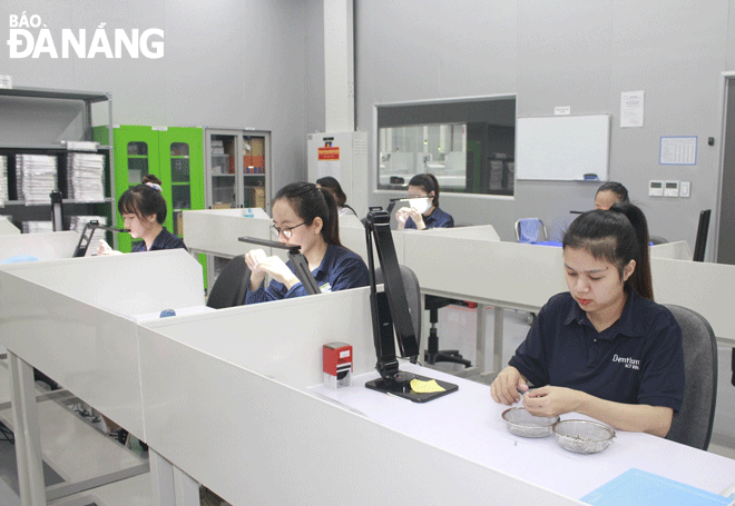 Many supportive policies have been issued by the city to help businesses restore production and business. IN THE PHOTO: Production workers at the ICT Vina Co., Ltd based in the Da Nang Hi-Tech Park, Hoa Vang District. Photo: M.Q