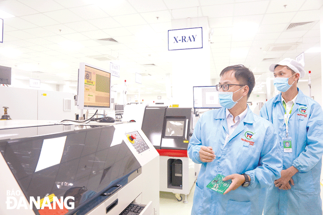 The municipal government-issued supporting resolutions and policies have facilitated businesses to resume production and business activities in 2022. IN PHOTO: Production activities are seen at the Trung Nam EMS Electronic Factory. Photo: M.Q