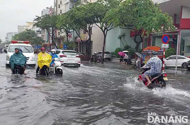 From 9:00 a.m. to 2:00 p.m. on Tuesday, more than 100mm of rain were recorded in the city, leaving many streets and residential areas under water. In the photo: Nguyen Van Linh route was flooded at noon on October 25. Photo: HOANG HIEP