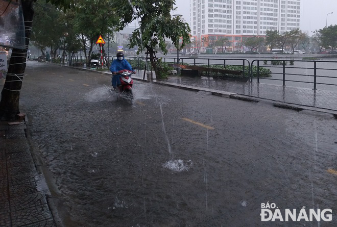 A section of a street along the Vinh Trung Lake is now under water. Photo: HOANG HIEP