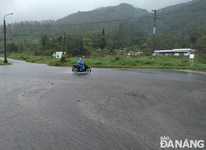 Trong ngày 25-10, tại khu vực suối Đá (phường Thọ Quang, quận Sơn Trà) đo được lượng mưa đến 182,4mm, làm nước từ sườn núi chảy tràn qua đường giao thông, khu vực này có nguy cơ xảy ra lũ quét, sạt lở đất rất cao. Ảnh: HOÀNG HIỆP