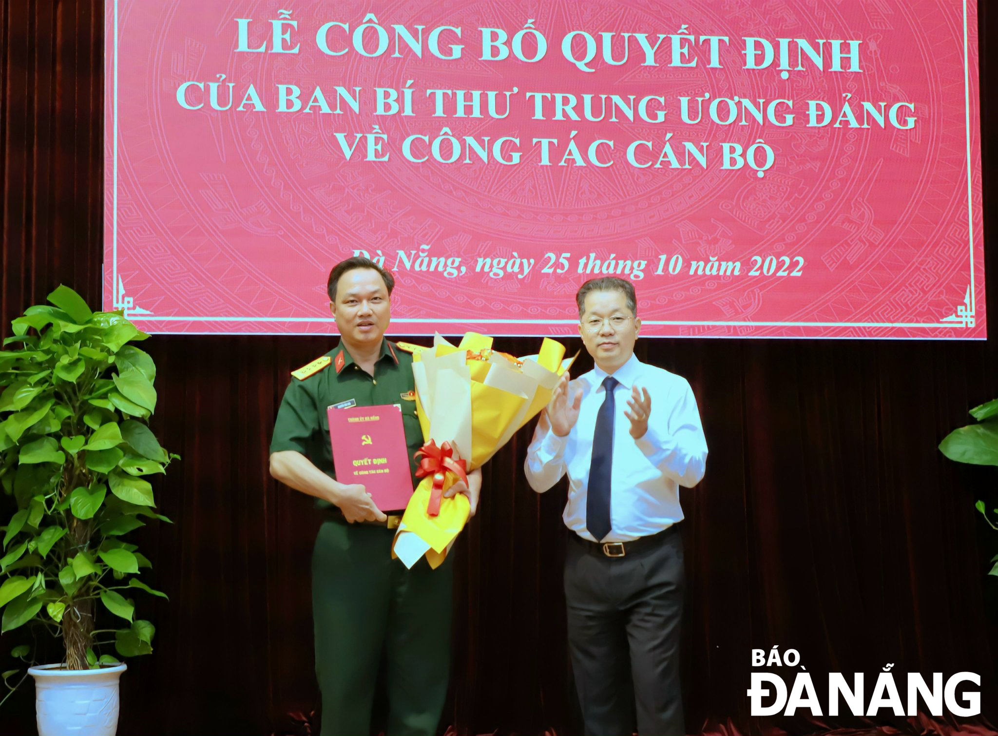 Bí thư Thành ủy Nguyễn Văn Quảng trao quyết định của Ban Bí thư Trung ương Đảng cho Đại tá Nguyễn Văn Hòa. Ảnh: Ngọc Phú