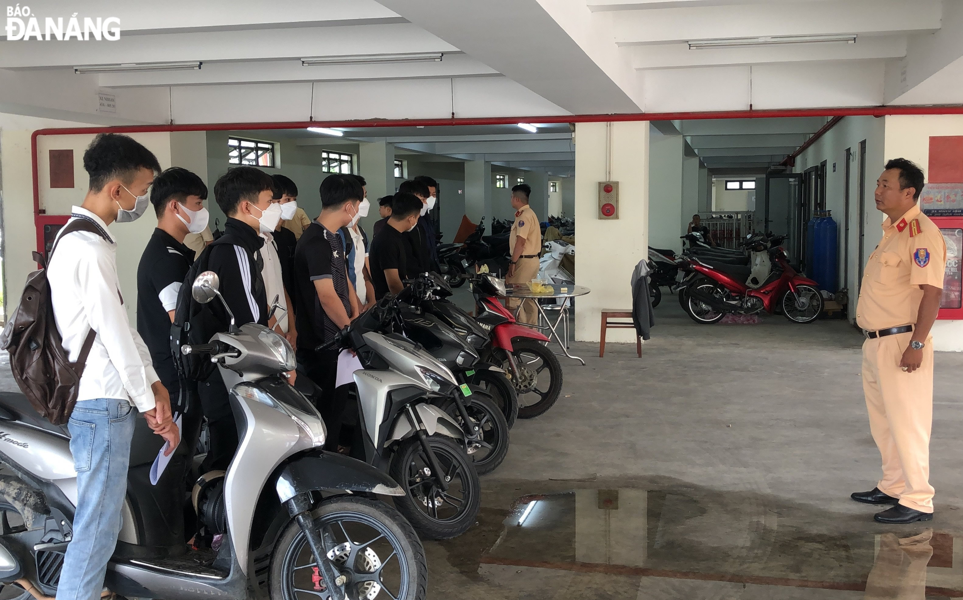 Hiện 10 thanh thiếu niên và 5 xe máy được bàn giao cho Đội Cảnh sát giao thông Công an quận Hải Châu xử lý theo quy định. Ảnh: L.H