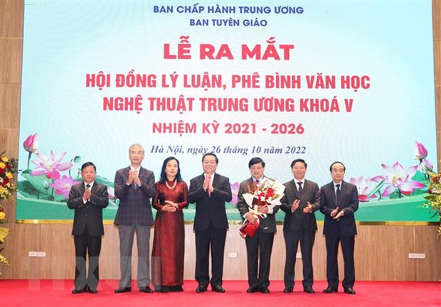 Ông Nguyễn Trọng Nghĩa, Bí thư Trung ương Đảng, Trưởng Ban Tuyên giáo Trung ương tặng hoa chúc mừng Thường trực Hội đồng Lý luận, phê bình văn học, nghệ thuật Trung ương nhiệm kỳ 2021-2026. (Ảnh: TTXVN)