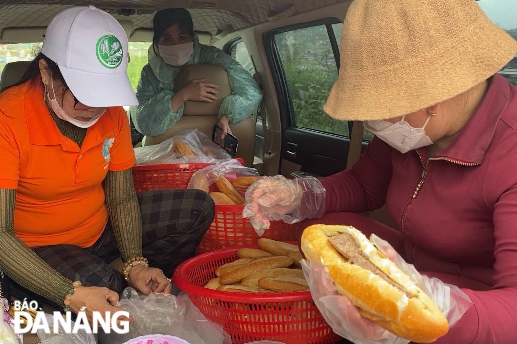 Những ổ bánh mì được người dân mang lên trực tiếp sơ chế tại chỗ để bảo đảm mùi vị. Ảnh: CHIẾN THẮNG