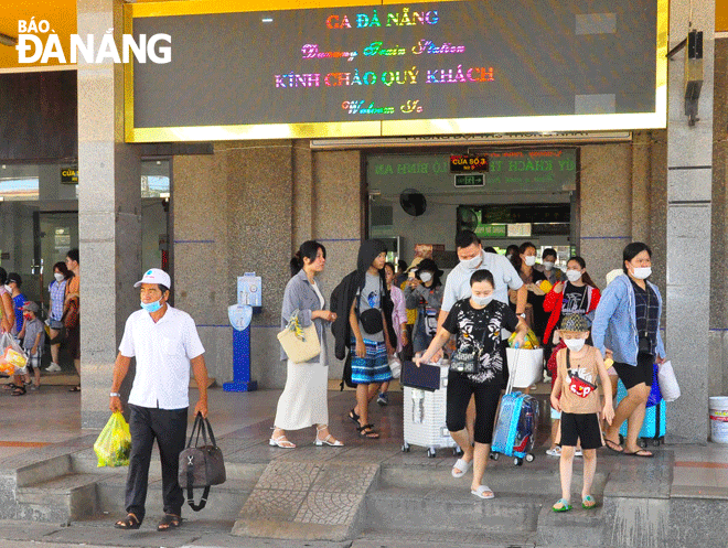 Passengers arrive at the Da Nang Railway Station. Photo: THANH LAN