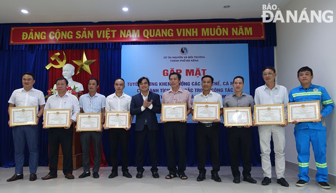 Giám đốc Sở Tài nguyên và Môi trường Tô Văn Hùng (giữa) trao giấy khen cho các tập thể có thành tích xuất sắc trong công tác khắc phục môi trường sau các cơn bão, lũ, ngập lụt. Ảnh: HOÀNG HIỆP