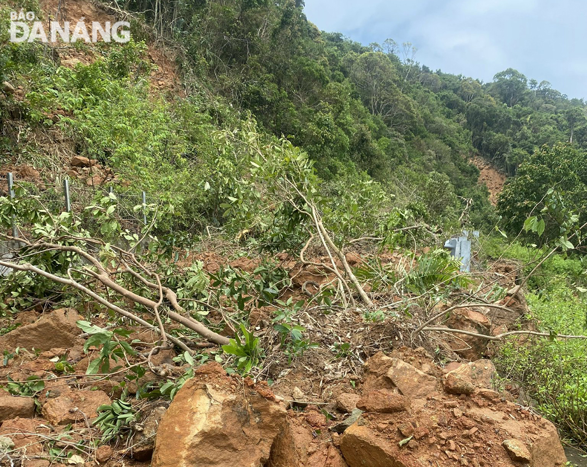 Có những điểm đất, đá tràn hết xuống mặt đường.