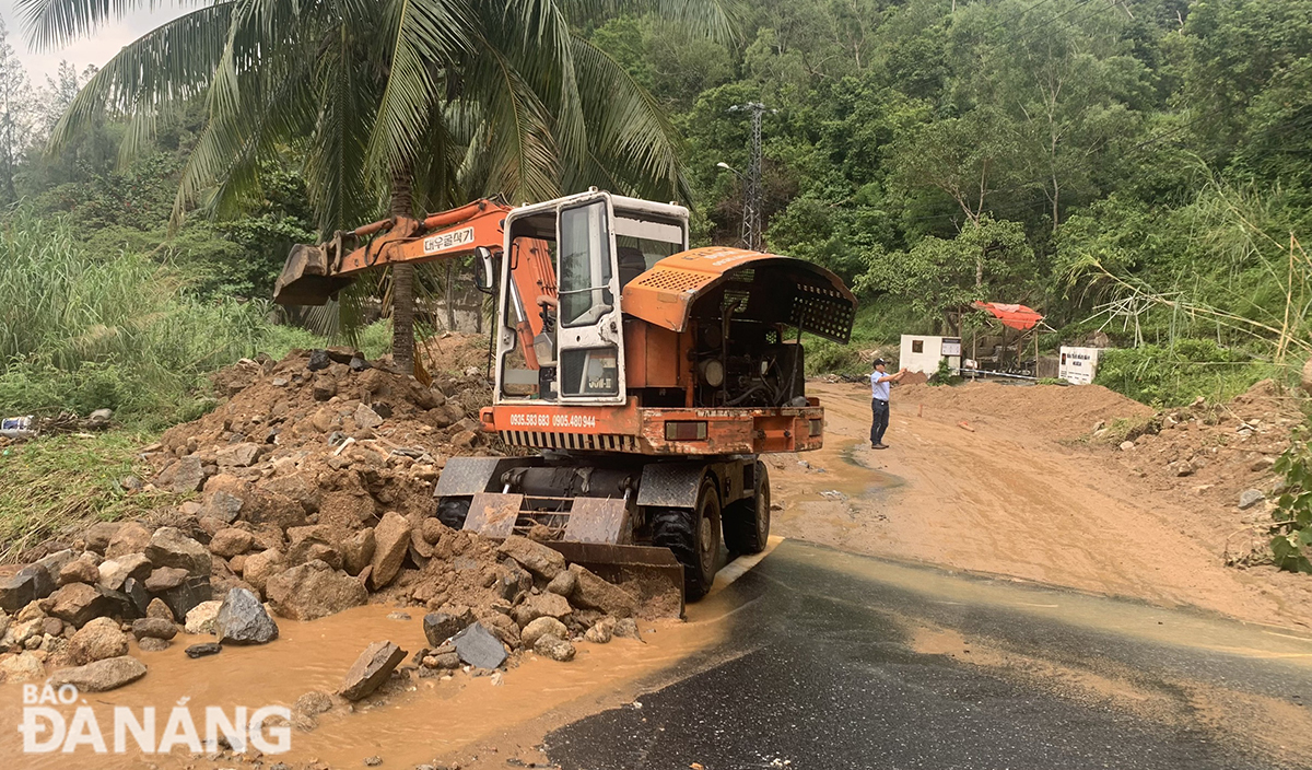 Lực lượng  chức năng đang tích cực sửa chữa.