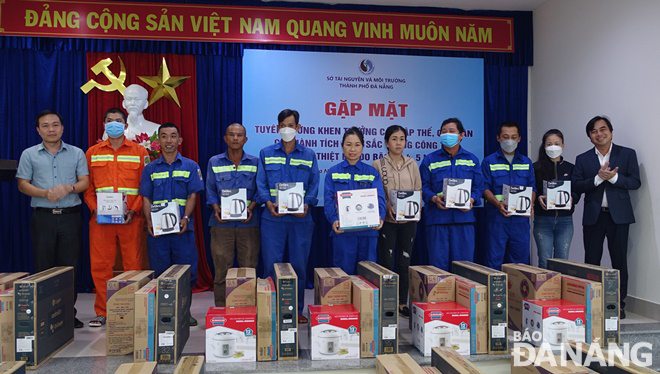  Director To Van Hung (first, right) giving gifts to sanitation workers in difficult circumstances whose houses and properties were damaged by recent storms and flooding.