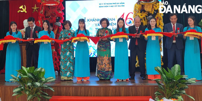 Leaders of the city and some departments and agencies cutting the ribbon to inaugurate the third facility of the Da Nang Traditional Medicine Hospital 