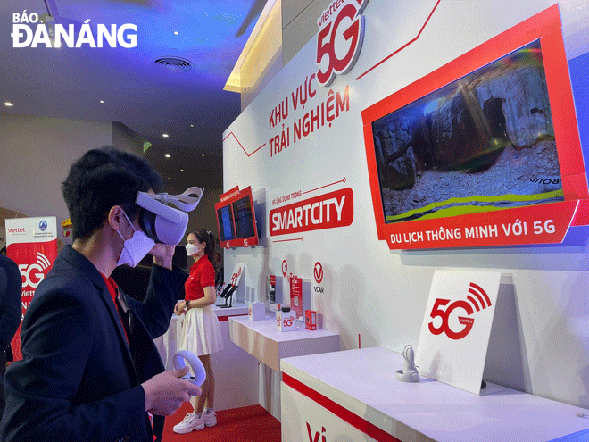 A young person experiencing smart tourism with 5G provided by the Military-run Telecommunications Group (Viettel) in Da Nang. Photo: M.Q