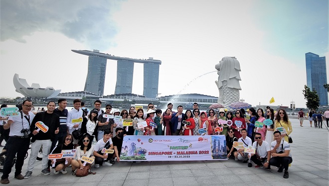 Đoàn Famtrip Việt Nam chụp hình lưu niệm bên Công viên sư tử biển “Merlion park” (Singapore).