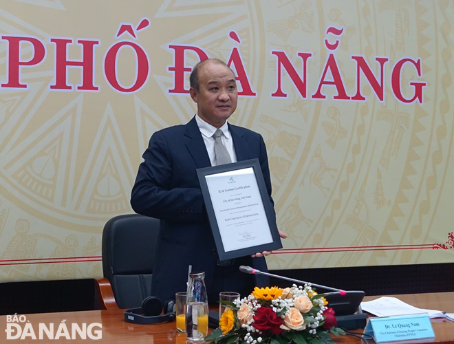 On behalf of Da Nang’s leaders, Vice Chairman Le Quang Nam received PEMSEAs Integrated Coastal Management (ICM) System Certification. Photo: HOANG HIEP